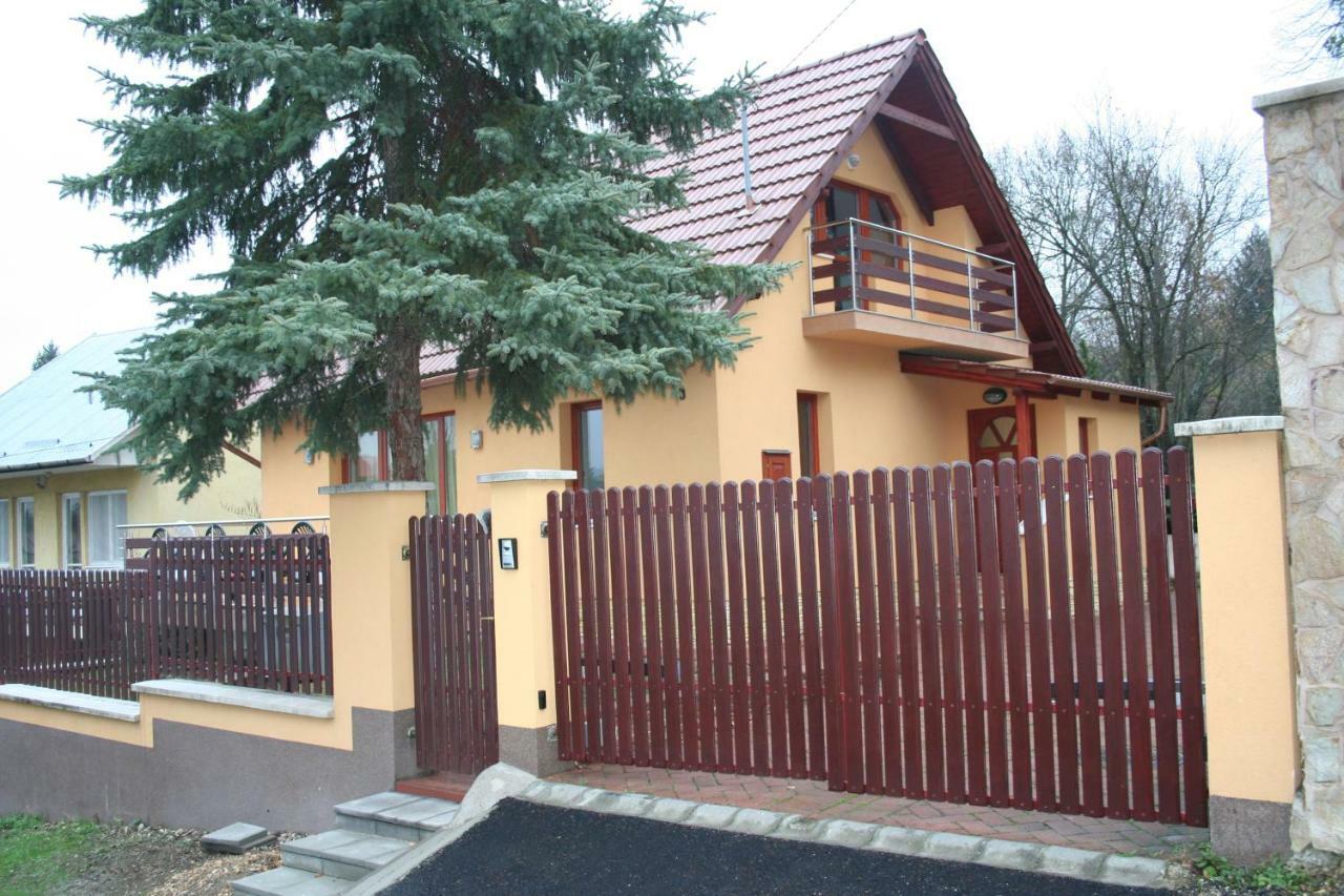 Apartamento Treasure Deluxe House Miskolc Exterior foto